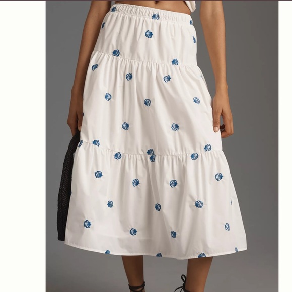 EN SAISON Dresses & Skirts - EN SAISON Alani Midi Skirt White Sea Shell Embroidered Tiered Midi Skirt Size M